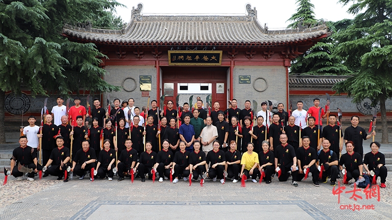 朱天才大师领衔众弟子于陈家沟祖祠展示春秋大刀