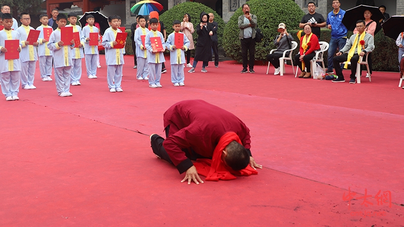 十月金秋硕果丰 太极门里添新丁｜沁阳晓峰太极拳学校校长李晓峰收徒仪式在陈家沟隆重举行