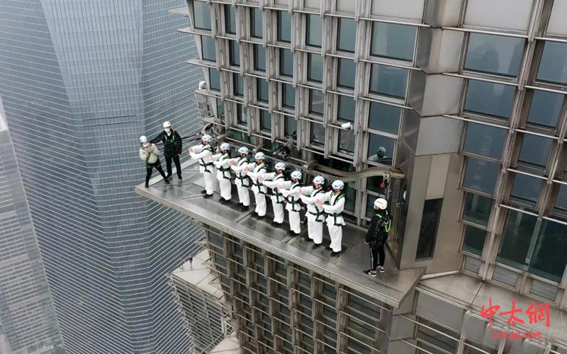 申健太极成功挑战世界超高层建筑最高户外空中步道—金茂之巅