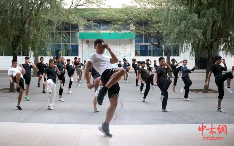 太极拳再现江湖—王战军太极传人韩飞龙力战泰拳王