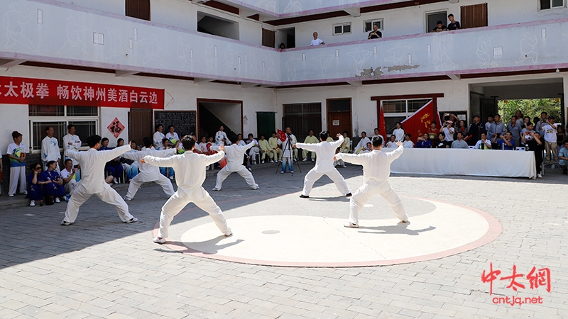 陈家沟太极拳协会与湖北省松滋市太极拳运动协会缔结友好协会的签约仪式