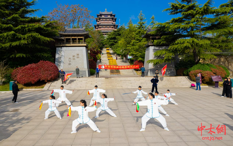 威海陈相海太极拳培训中心庆“五一”演太极晨练活动圆满成功