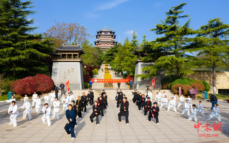 威海陈相海太极拳培训中心庆“五一”演太极晨练活动圆满成功