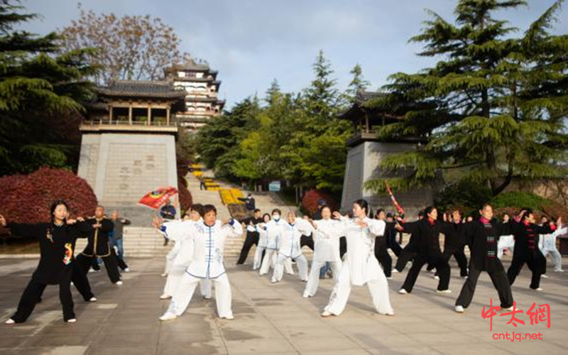 威海陈相海太极拳培训中心庆“五一”演太极晨练活动圆满成功