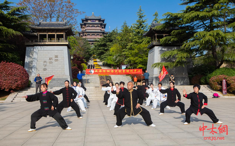 威海陈相海太极拳培训中心庆“五一”演太极晨练活动圆满成功