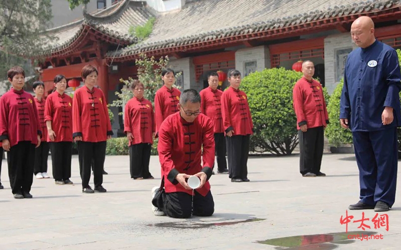 西安弘易太极会馆会长职永成带领学员陈家沟寻根祭祖