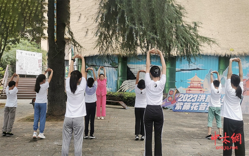 太极拳优秀传承人陈滢走进“清静居”夏令营教习武术