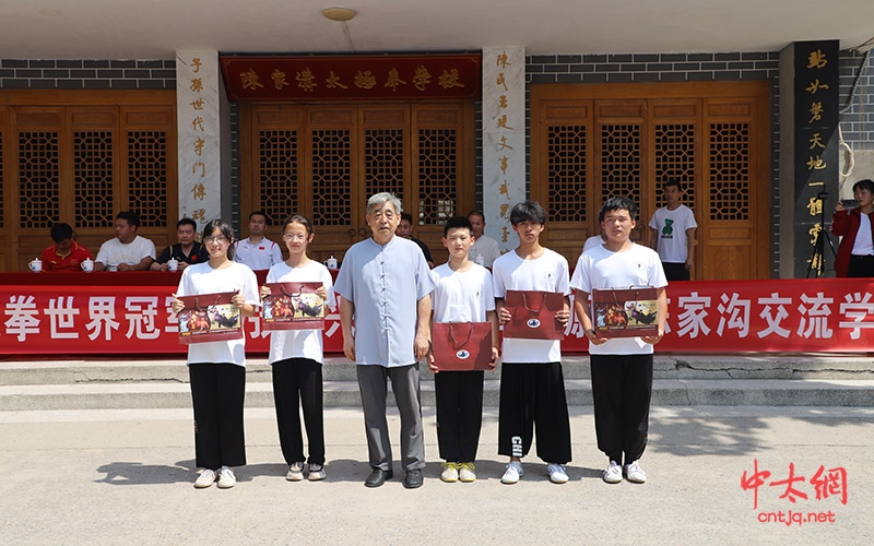 太极拳世界冠军张振兴走进中国陈家沟太极拳国际武术院交流学习