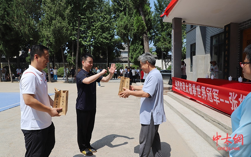 太极拳世界冠军张振兴走进中国陈家沟太极拳国际武术院交流学习