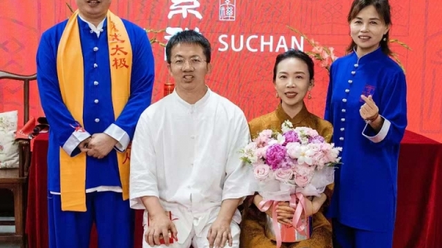 素禅传承再添佳话：极莲极冠夫妇同日收徒，“禅目”三叩定终身